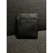 【𝐆𝐎𝐋𝐃𝐄𝐍 中壢店】BOSS 前側拉鍊金屬品牌文字側背包