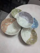 古瓷堂日本回流瓷器 日本製 林靜一手作 兔子浮雕碗 5入組 獨家立體花草圖案 紫綠藍橙金 絕美釉色 細膩瓷質 收藏實用兩相宜 精緻餐具 日本進口陶瓷碗