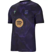 (店+)【NIKE 耐吉】IQ1292-505 Nike F.C. Barcelona Kobe Dri-FIT 客場 吸汗速幹圓領套頭短袖足球衣 男款