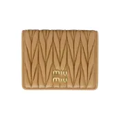 【BreezeOnline 微風精品線上】Miu Miu Matelasse 抓皺納帕羊皮可芙對折扣式零錢短夾(5MV204-駝色)