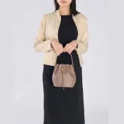 agnes b.Voyage 小款 荔枝紋皮革 水桶包 卡其色