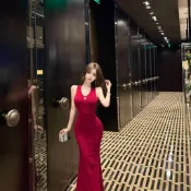  【性感上衣】法式赫本風鏈條紅色連衣裙女夏季新款御姐氣質露背開叉掛脖長裙復古絲絨紅色吊帶洋裝高階感法式洋裝收腰緊身顯瘦長裙