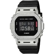 【CASIO 卡西歐】G-SHOCK 現代工業風金屬紋理方形電子錶 情人節 送禮(GM-5600M-1/速)