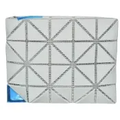 【ISSEY MIYAKE 三宅一生】三宅一生BAOBAO經典霧面三角幾何拉鍊零錢包(白灰色BB56-AG761-41)
