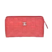 【CHANEL 香奈兒】經典雙C LOGO標誌性壓紋圖案羊皮拉鍊化妝包/手拿包(展示品-紅色)