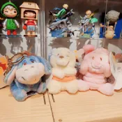 【正版授權現貨】小豬碰碰臉坐姿刺繡布章小熊維尼郵局美國迪士尼絨毛玩偶公仔娃娃畢業禮物花束 屹耳蝴蝶仙子翅膀天使鑰匙圈吊飾