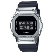 【CASIO 卡西歐】G-SHOCK 經典復古金屬框潮流運動電子錶-黑X銀框(GM-5600-1)