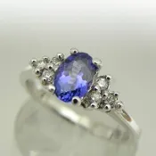 AAA+ 級純天然坦桑石，色澤濃郁鮮豔，重達 0.60 克拉，搭配 14K 白金戒台鑲嵌 0.12 克拉美鑽，產品編號 1032。