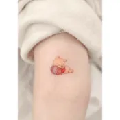 【睡飽飽】小熊維尼 紋身貼紙 / 紋身貼 卡通人物 可愛 少女 小熊 維尼 持久 維尼 潮流 抖音 小紅書 創意推薦