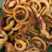 【極海鮮】消費滿$3000，送超商冷凍店取免運_帶皮魷魚圈-產地中國大陸，家庭號1公斤/包