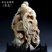 ( 壽星 )~頂級大師工藝【正宗 福州壽山石 銀包金旗降石 壽星 擺件】(巧色巧雕)高端收藏。石質通靈~不議價！