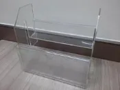 壓克力展示架 (尺寸: 約長21*寬19*高20公分) 久置有些微灰塵，買回去需自行清理，能接受再下標