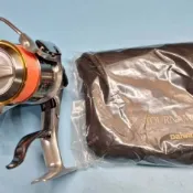 Daiwa 手煞車捲線器 tournament 白蟳 2500LBD