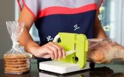 貨比三家 廚房膠帶封口機 小型 食品 密封 扎口機 零食 餅乾 塑膠袋 麵包袋 束口機 縮口機 家用固定 包裝器 打包器 封口夾