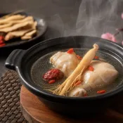 (店+)【stay at home 賴在家】 人蔘雞湯 (500g) |人蔘雞湯 |養生人蔘雞湯 |湯頭甘醇濃郁，滋補元氣暖心首選
