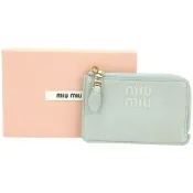 miu miu 字母浮雕 復古納帕羊皮卡片夾/零錢包(霧藍)