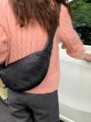 喜挖2店 男女同款百搭休閒大容量斜後背包胸包餃子包牛角形包單肩包ins包潮