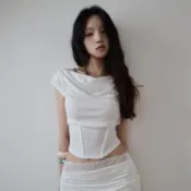 【預購】女生個性素面設計感抓皺收腰修身削肩無袖上衣 黑 乳白 米【08.21】東大門-M18061