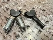 Vespa ET8 LT LX S125 S150 zip 無晶片 椅墊鎖 黑色（鑰匙*2支+龍頭鎖+椅墊鎖+鎖蓋）