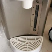 桃園出貨✨電熱開水瓶燒水壺配件接水盒接水白色家用飲水機配件半圓接水盤