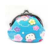 (店+)【SANRIO 三麗鷗】asdfkitty*日本製 KITTY 藍色 梅花和風雙珠扣零錢包-大尺寸-可放耳機.充電線.卡類.佛珠-正版商品
