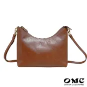 【OMC】微NG-展示品-輕微黑斑-原廠價6990-植鞣革氣質彎月型側背包-棕色