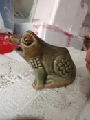 正宗老石灣窯青蛙，為什麼說正宗呢，因為確實友現代作得，所以描述壹下，這個青蛙事六十年代得，僅嘴巴友微微磕碰，能