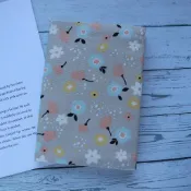 【可愛小花】 書衣 書套 可調式 布書衣 布書套 手工書衣 秋葉手作