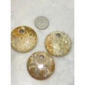 珊瑚玉墜子、珊瑚菊花玉 、新型款式墜子 類似平安扣造型 台東長濱的珊瑚玉加工、玉化很透光喔