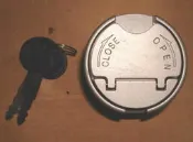 ““機車小舖““豪邁50/新三冠王/奔騰/金翔鶴--油箱蓋鎖(全新)