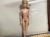 正版mattel芭比～640～（特殊脖子只能左右移動不會上下移動較不易折損附原廠耳環一副已珮戴在身上