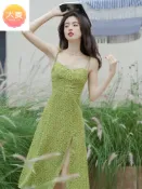 度假长洋裝 渡假風套裝 海边穿搭 碎花吊帶長裙 大尺碼性感洋装 連身裙 法式收腰綠色桔梗碎花海邊度假穿搭吊帶連裙 洋裝