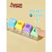 【阿柴選物店】現貨免運 正版授權 探險活寶Adventure Time卡通圖案鍵帽按壓吊飾鑰匙圈 解壓鍵盤玩具 舒壓紓壓