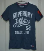 SUPERDRY極度乾燥灰色花紋+白色文字短袖T恤,尺寸XS,60%棉,肩寬41.5cm胸寬45cm,降價大出清