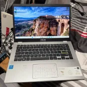 華碩 ASUS E410MA 14吋 輕薄文書筆電 (N4020/4G/128G) 虛擬數字觸控板 電池約77%