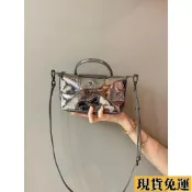 【🚚低價🚚】台灣限時熱賣 銀色質感單肩餃子包手提包斜背包多功能手機包春夏新款通勤裂紋餃子高級質感單肩小眾銀色手提包女