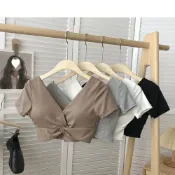 (店+)【D.studio】韓版小心機V領扭結美背短版上衣帶胸墊免穿內衣短袖上衣短袖t恤女裝顯瘦上衣衣服 素T T545