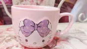 【買動漫】♥小花花日本精品♥HelloKitty大耳狗大臉害羞臉紫色蝴蝶結馬克杯水杯杯麵碗現貨01028300