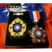 《甲補庫》莒光楷模勳章+陸軍大盤帽徽/國軍楷模禮盒/三軍楷模獎章/功標勳表