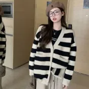 La Belleza韓版V領單排釦寬橫條杏黑條配色長版針織毛衣外套