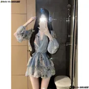  🌟新品免運🍀法式淺藍碎花短洋裝 V領燈籠長袖 收腰修身剪裁 雪紡材質 荷葉邊層次裙擺 夏季約會 顯瘦版型