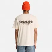 【Timberland】男款白煙色製靴工藝背面圖案短袖T恤(A5TRQV04)