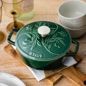 【STAUB】橄欖雕花琺瑯鑄鐵和食鍋16cm-羅勒綠(德國雙人牌集團官方直營)