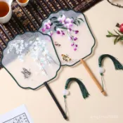 【古風刺繡團扇】穎閣軒中式繡花團扇 半手工精繡扇麵 金屬扇骨 古典拍照道具 古風配件 刺繡扇子 團扇 繡花扇 拍照扇 古
