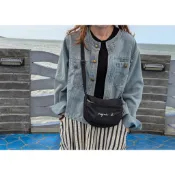 CHIC style 日雜外單 小b agnes b. 輕巧輕量刺繡尼龍小半月包#黑