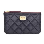 【CHANEL 香奈兒】經典2.55菱格紋質感小牛皮金屬轉釦造型釦一字拉鍊零錢包(黑X紅)