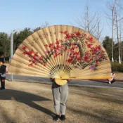 台灣出貨多規格超大扇子掛墻客廳裝飾扇中國風工藝扇絹佈婚紗道具攝影單麵
