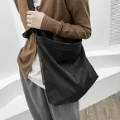 喜挖2店 VB帆布包黑色ins百搭潮學生日系原宿斜後背包單肩帆布袋chic大容量