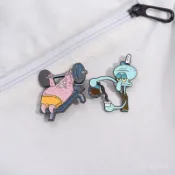 💗精選暢銷💗舉槓鈴的派大星和倒咖啡的章魚哥徽章卡通金屬胸針衣服背包裝飾品