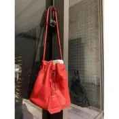 ☆╮HSUAN@蝦貨╭☆ 2手專櫃正品RABEANCO紅色真皮荔枝紋經典束口水桶包（高雄可面交）